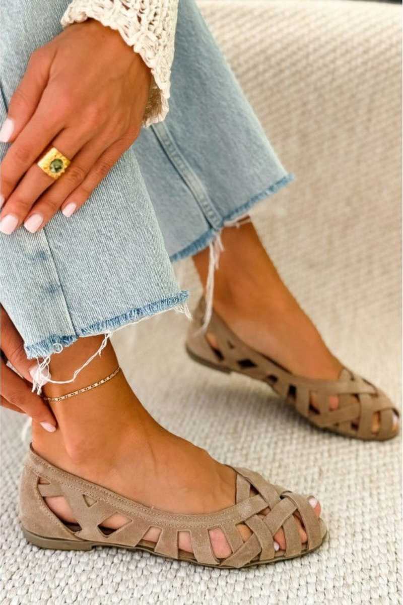 Sandali piatti con punta aperta e design intrecciato