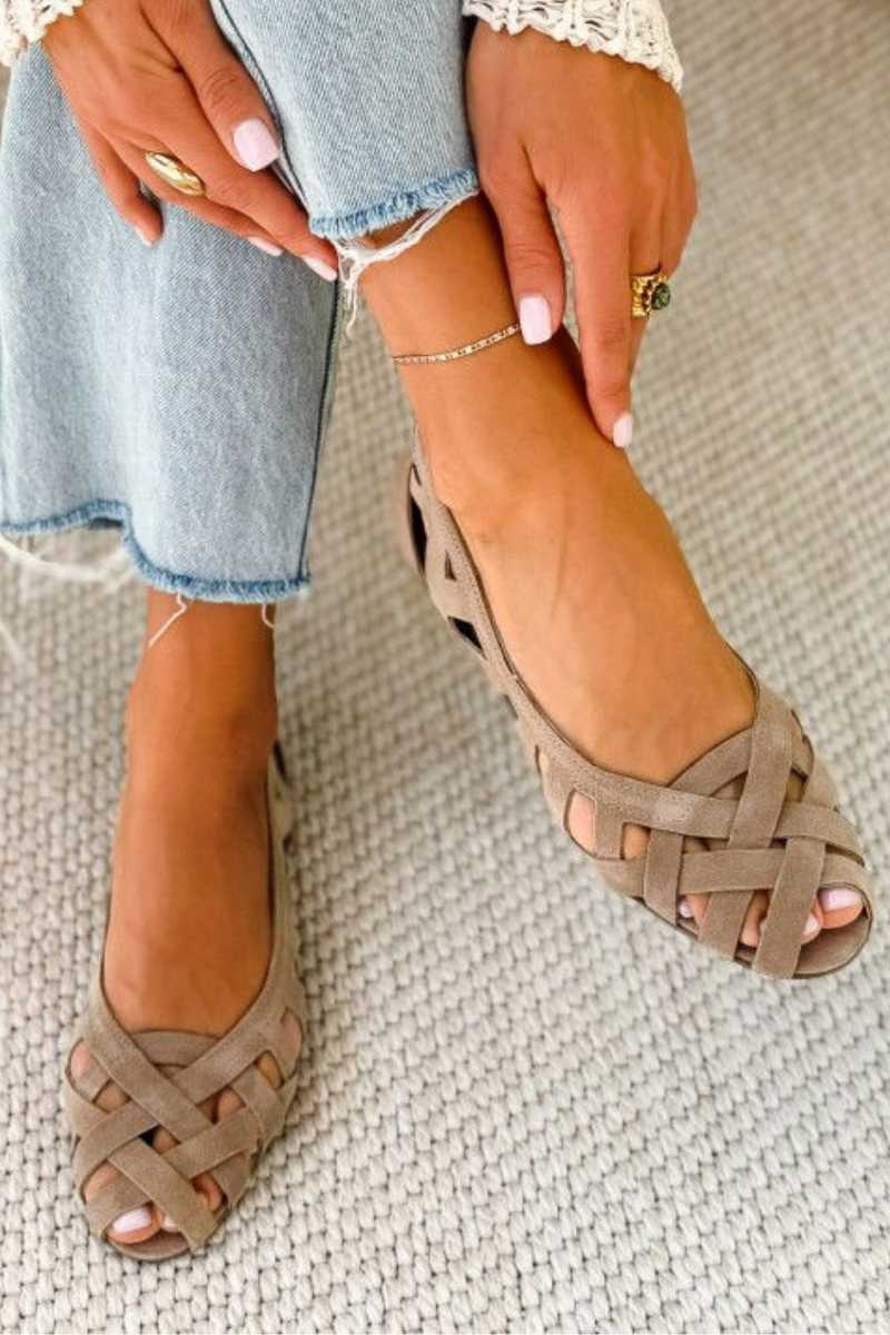 Sandali piatti con punta aperta e design intrecciato