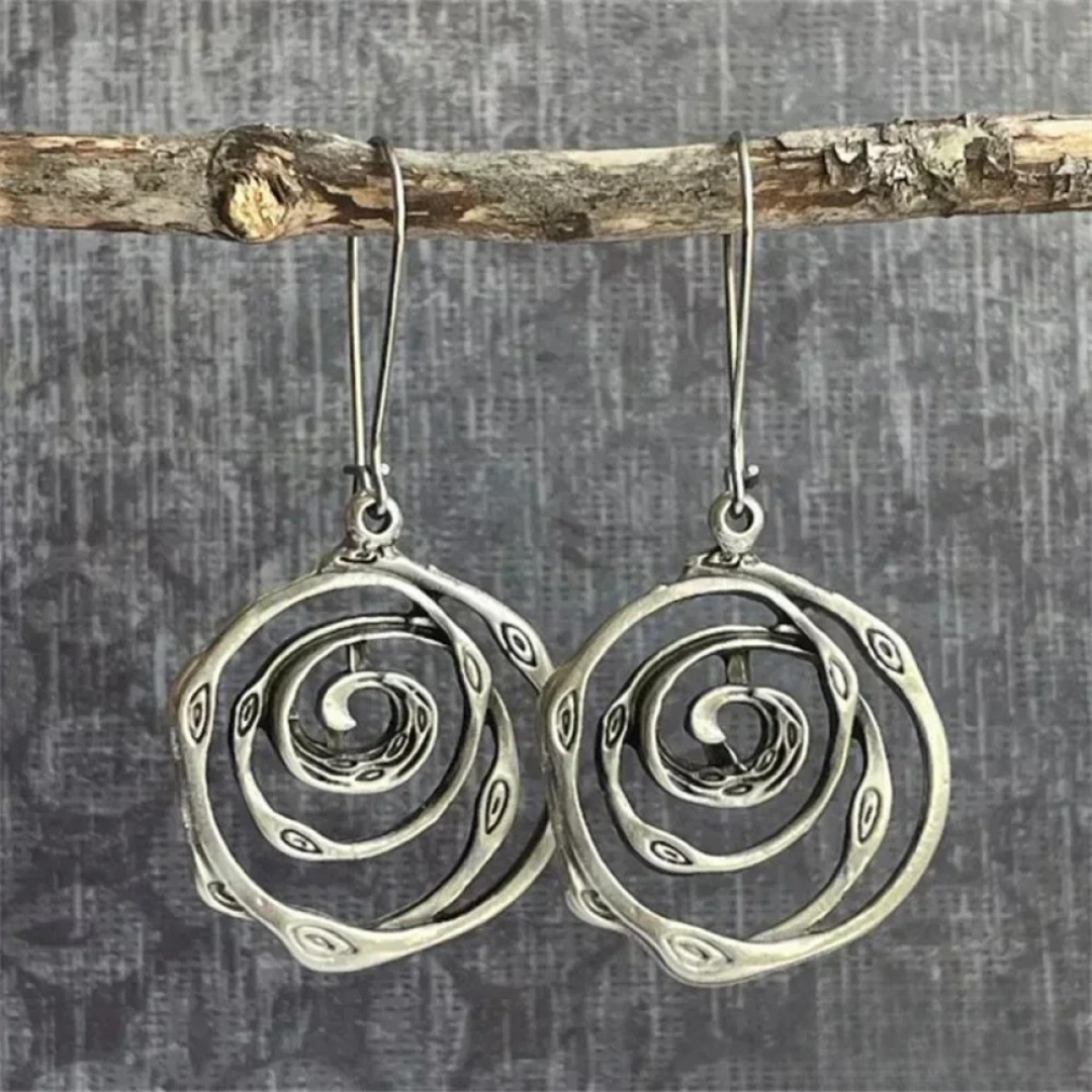 Orecchini in argento a design labirintico