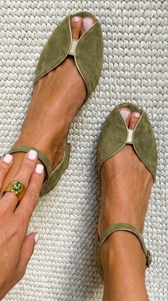 Eleganti ballerine in suede con dettagli metallici e punta aperta