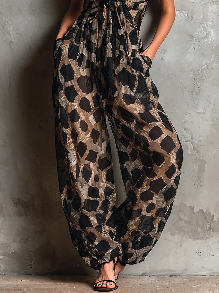 Roberta | Tuta ampia in chiffon nera con stampa animalier, scollo a halter e pantaloni a palazzo