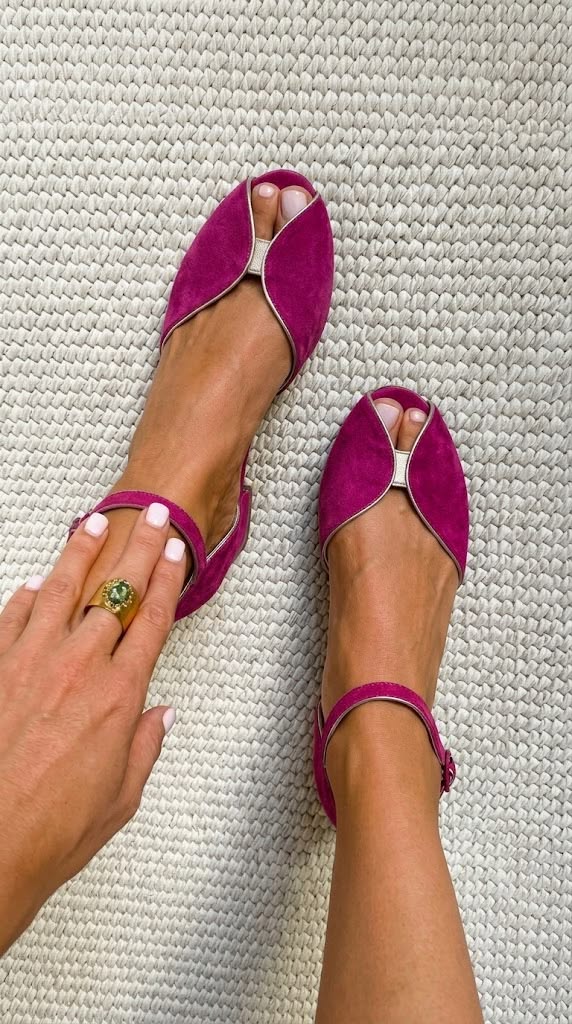 Eleganti ballerine in suede con dettagli metallici e punta aperta