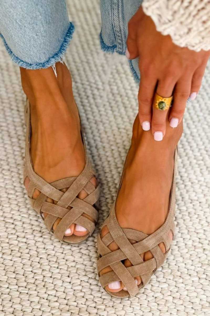 Sandali piatti con punta aperta e design intrecciato
