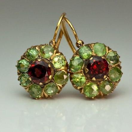 Eleganti Orecchini Rotondi con Cristalli Verde e Rosso