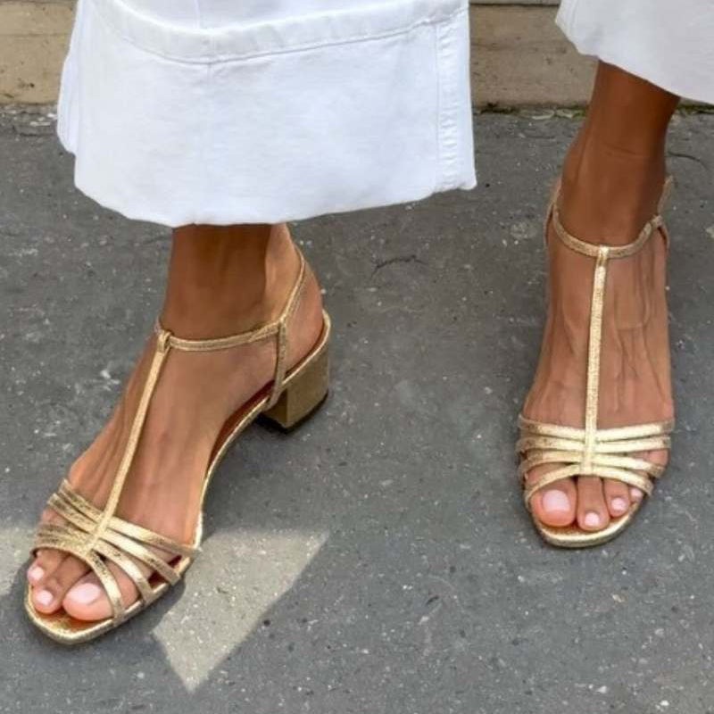 Sandali con dettagli metallici
