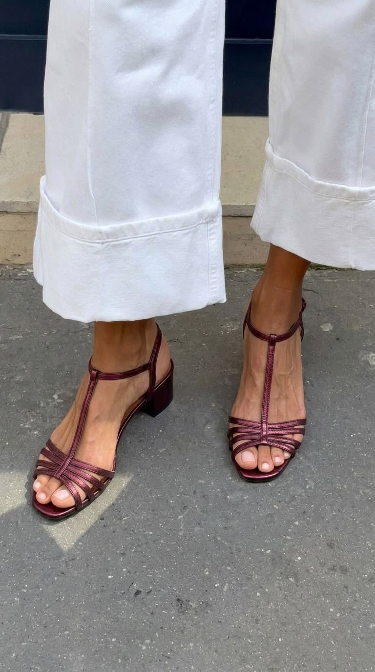 Sandali con dettagli metallici