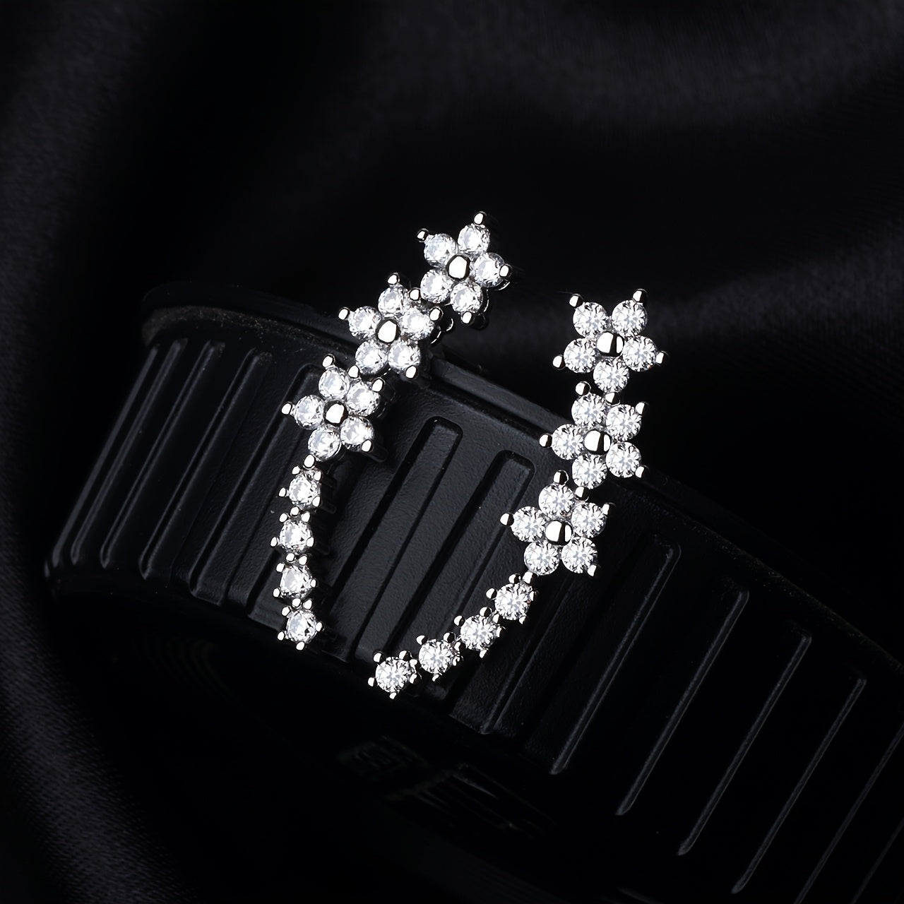 Eleganti orecchini floreali in argento senza tempo