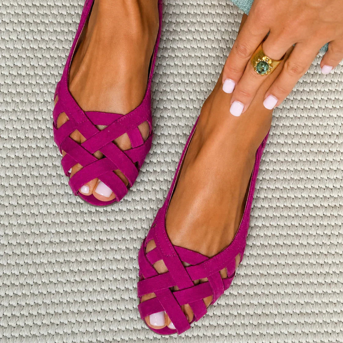 Sandali piatti con punta aperta e design intrecciato