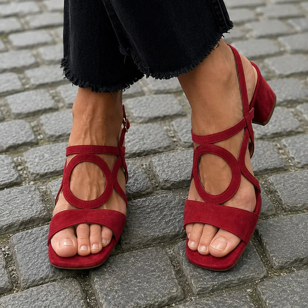 Sandali con punta quadrata e design arrotondato
