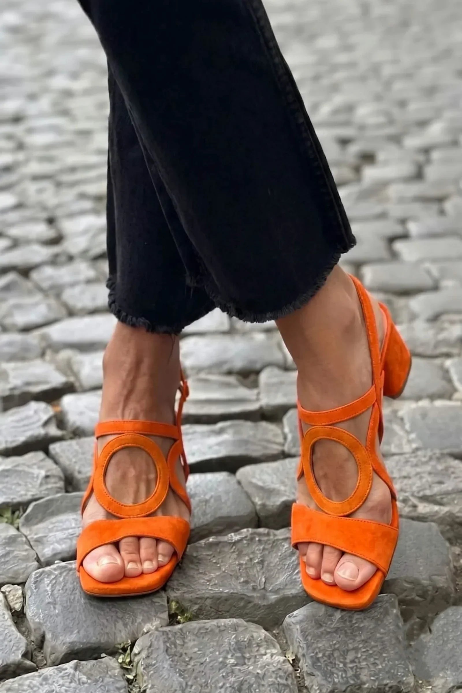Sandali con punta quadrata e design arrotondato