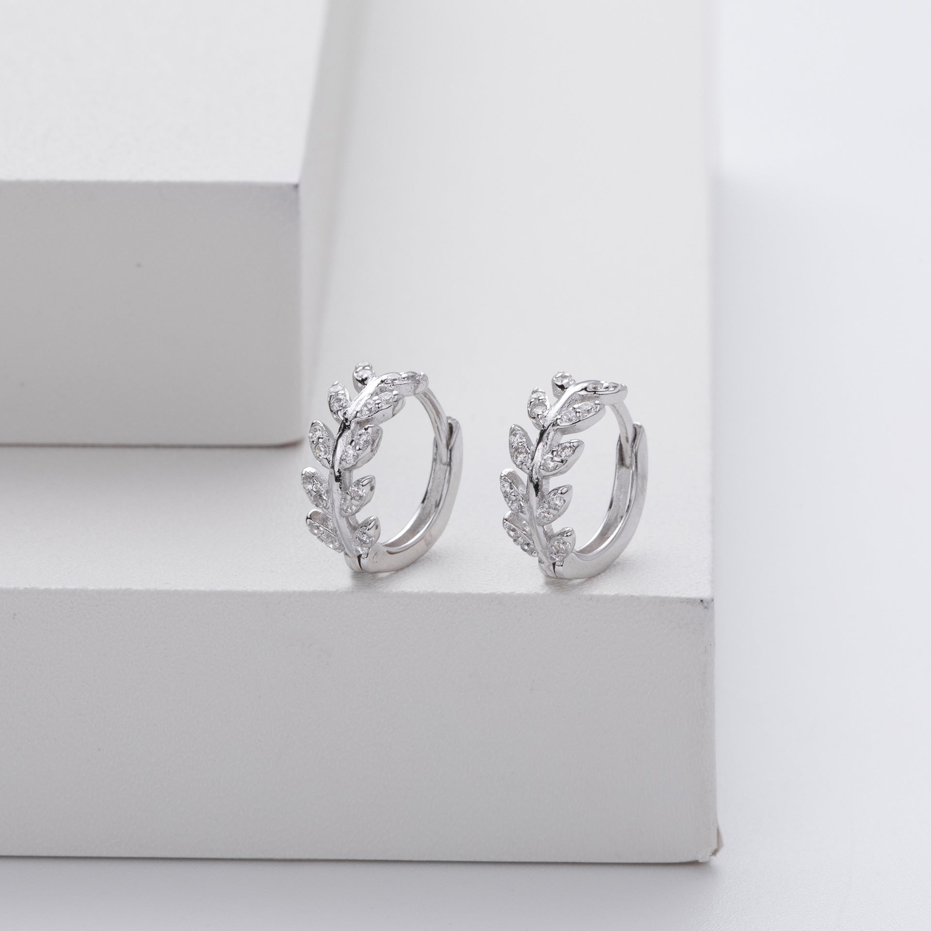 Orecchini in argento a forma di foglia elegante