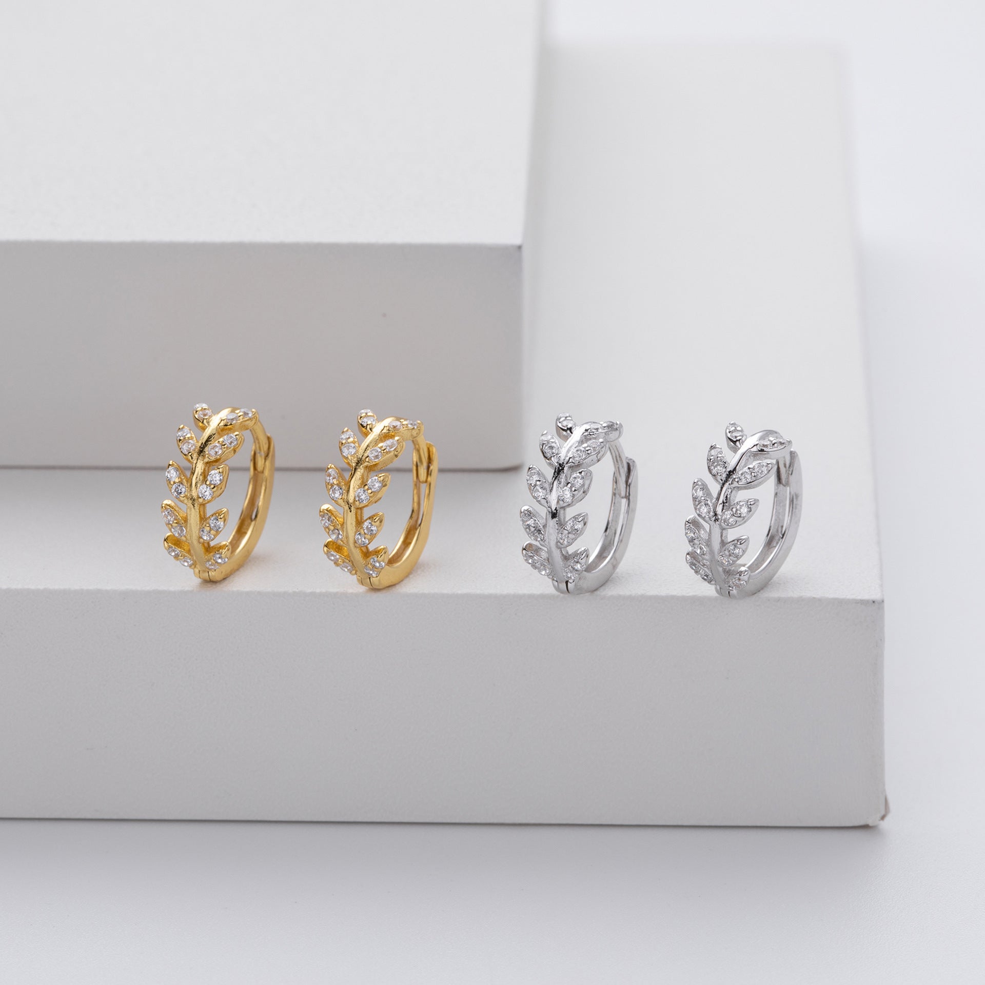 Orecchini in argento a forma di foglia elegante