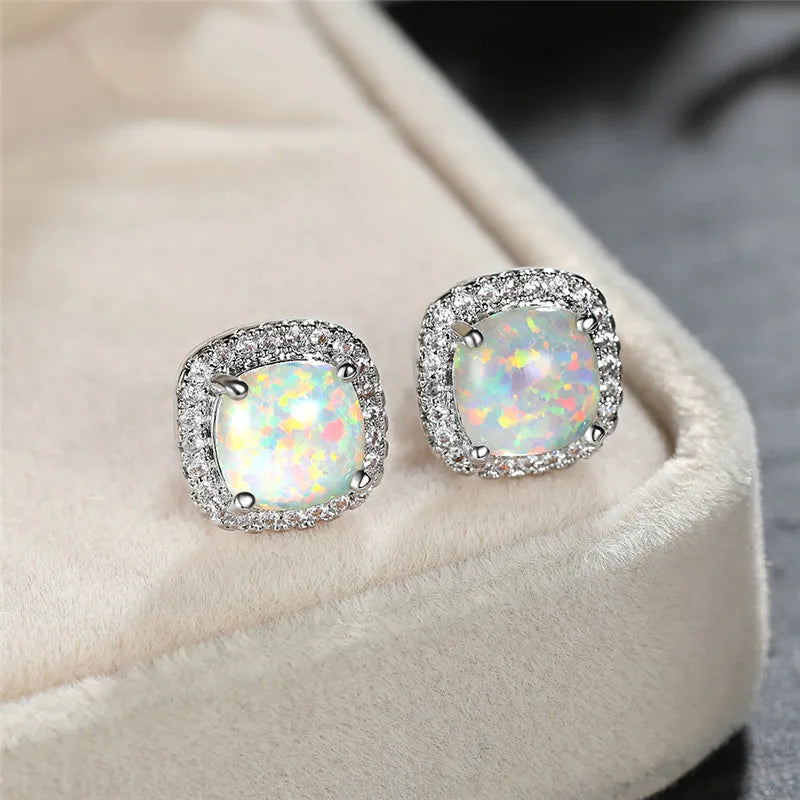 Eleganti Orecchini in Argento con Opale di Fuoco Bianco a Forma Rotonda