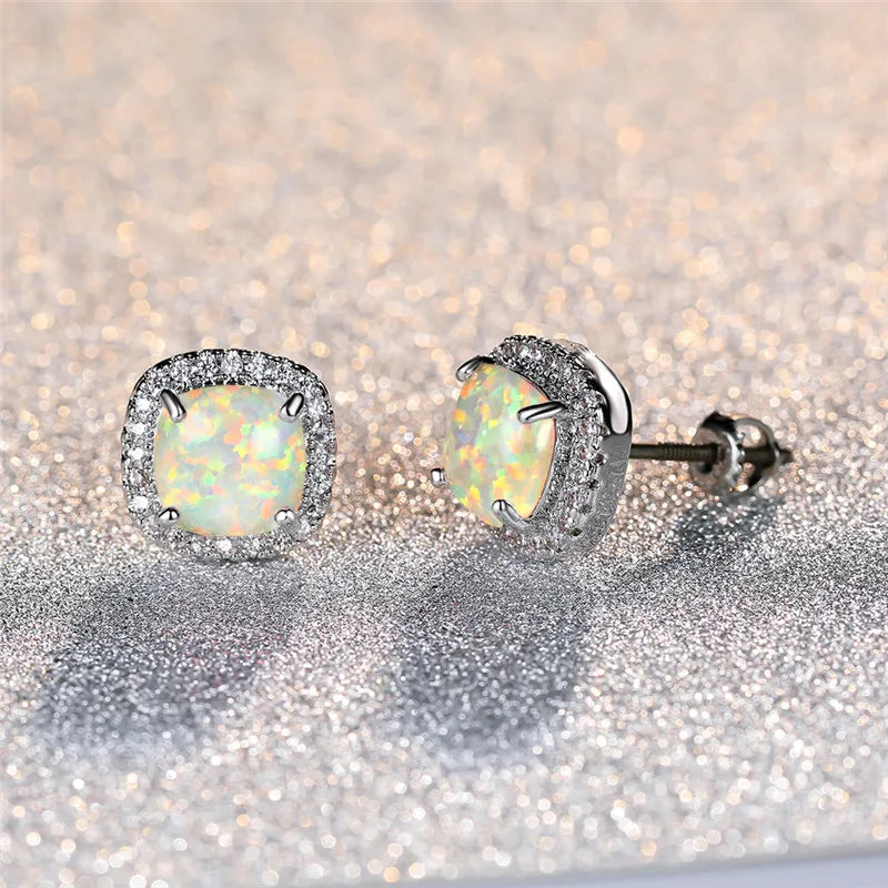 Eleganti Orecchini in Argento con Opale di Fuoco Bianco a Forma Rotonda