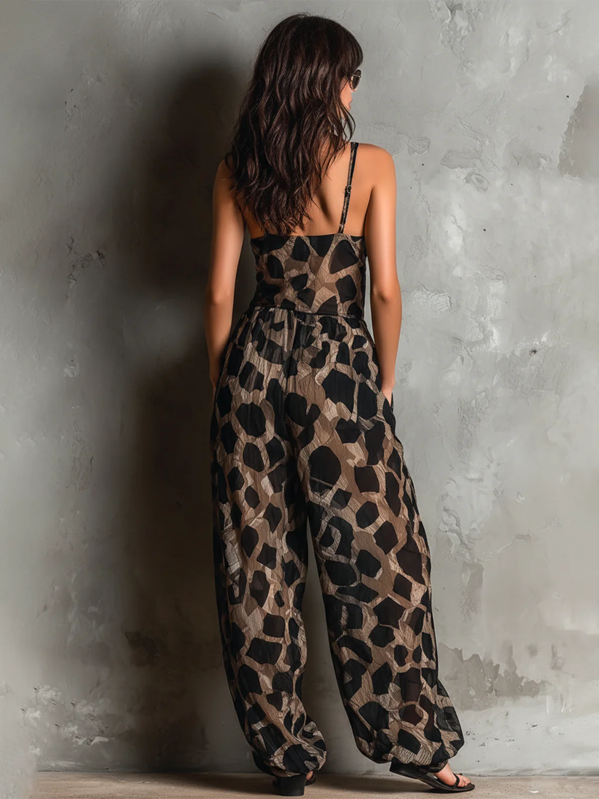 Roberta | Tuta ampia in chiffon nera con stampa animalier, scollo a halter e pantaloni a palazzo