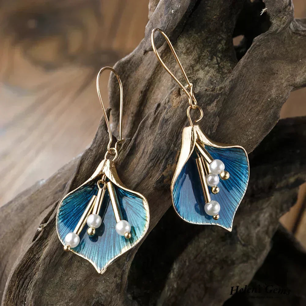 Orecchini pendenti in oro e blu con perle